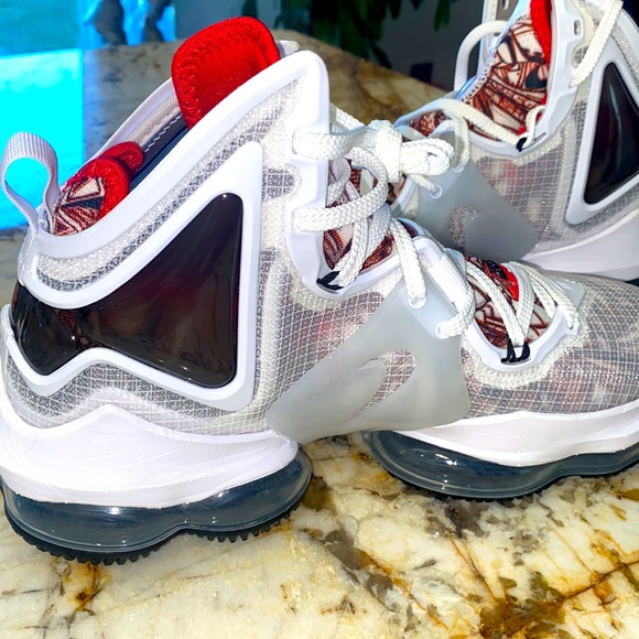 NIKE LEBRON XIX NEW Sz:7.5us Red & White EXCELLENT CONDITION THIS IS A STEAL - Picture 5 of 8